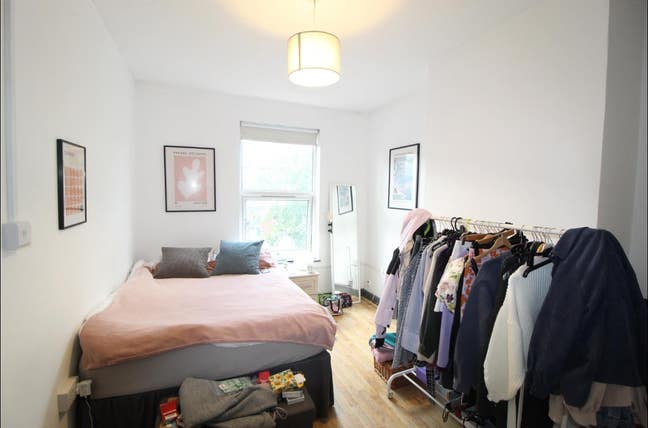 Large, Fully Furnished Bedroom in a Modern House Main Photo