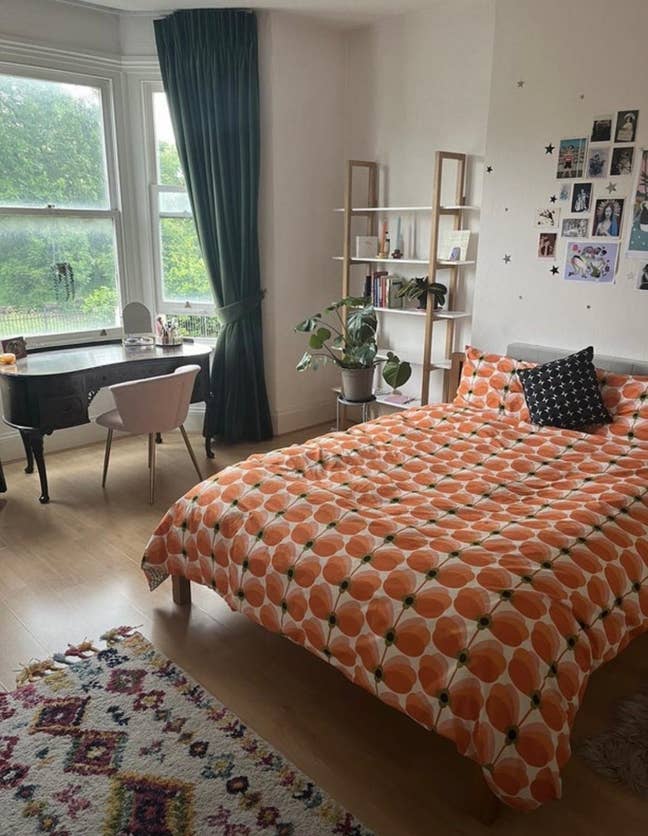 Large double room overlooking West Ham Park Main Photo
