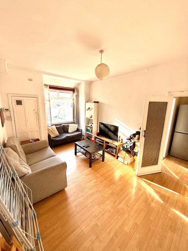 Amazing Rent: Single/ Double Bed Room for Rent !!! Main Photo