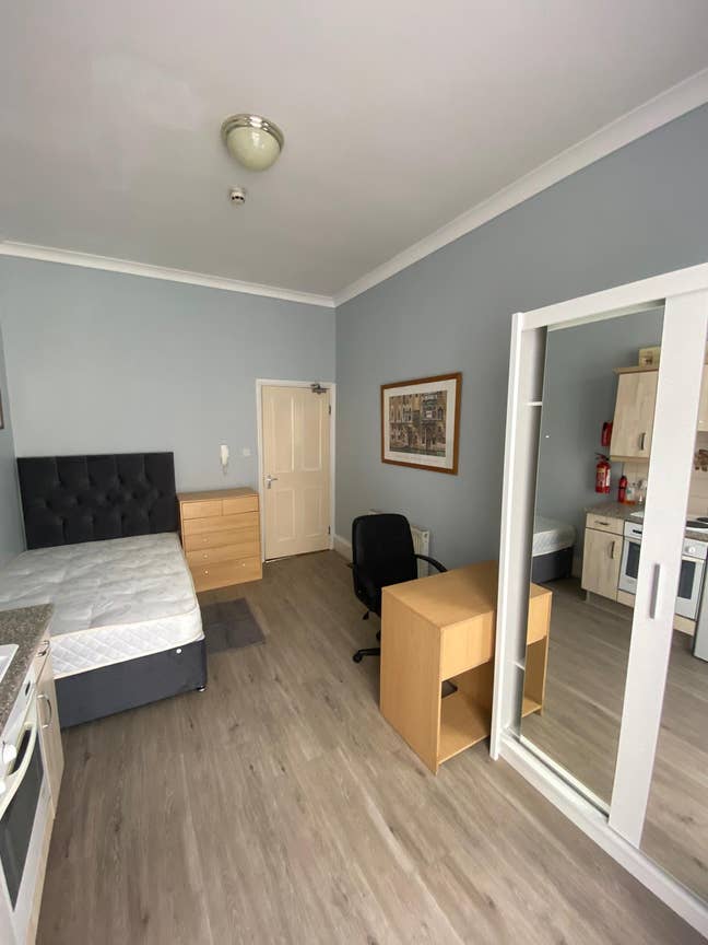 🏙️ Top-Floor Bedsit in Marylebone – Main Photo