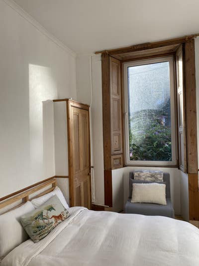Spacious double room available short-term Main Photo