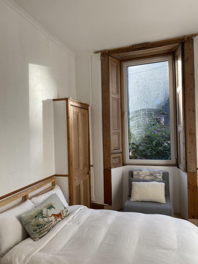 Spacious double room available short-term Main Photo
