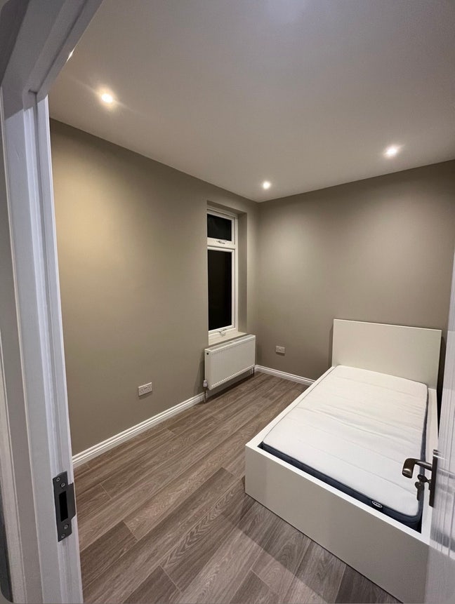 Newly Decorated Spacious Single Rooms Main Photo