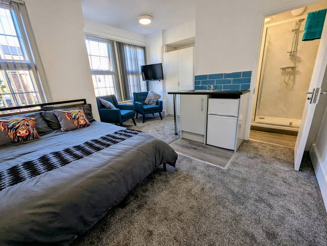 Large self contained room en-suite, kitchenette Main Photo