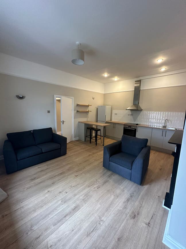 Refurbished 1 bedroom flat next to Lark Lane  Main Photo