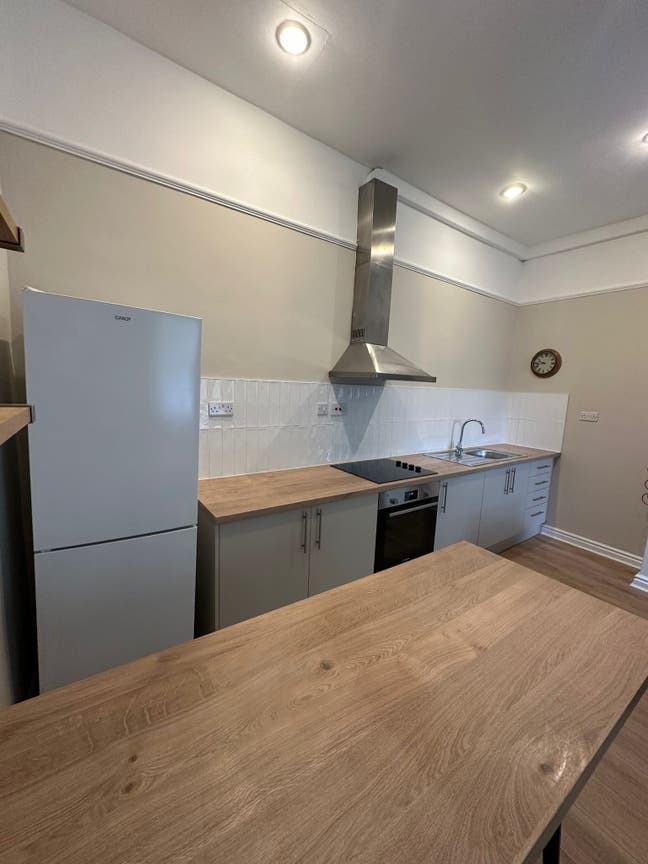 Refurbished 1 bedroom flat next to Lark Lane  Main Photo
