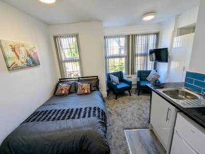 Large self contained room en-suite, kitchenette Main Photo