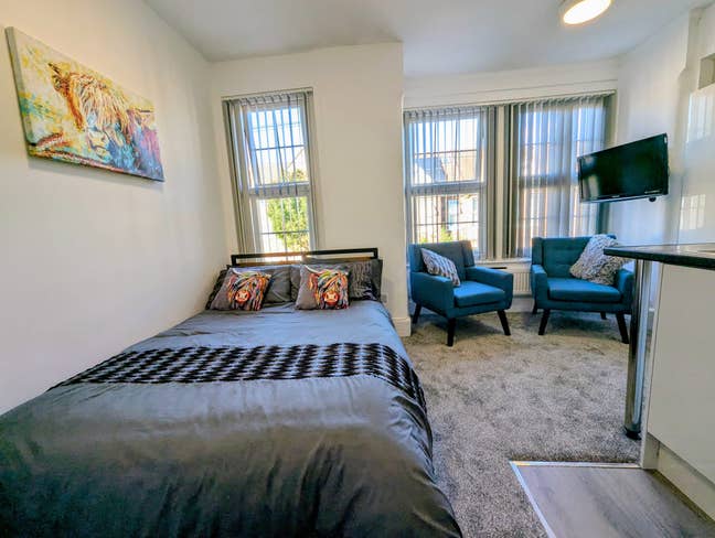 Large self contained room en-suite, kitchenette Main Photo