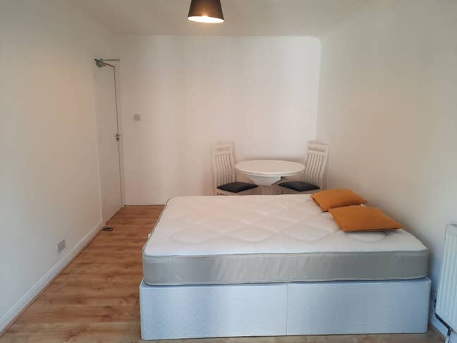 Spacious Double Room in 3 bed house – HA8 Main Photo