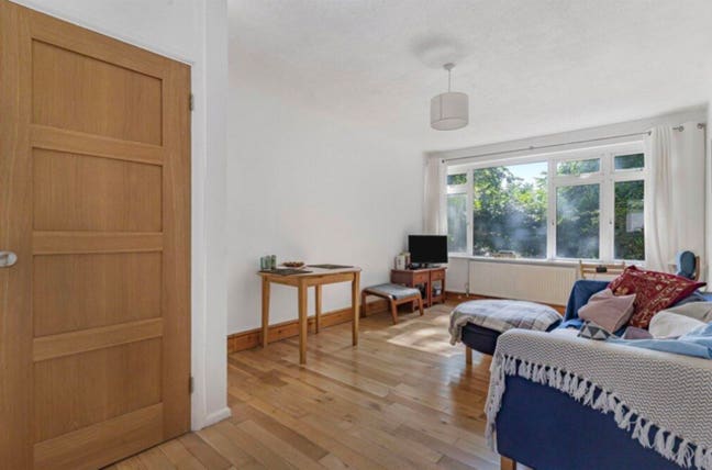 Spacious 2 bed ground floor flat, gardens, parking Main Photo