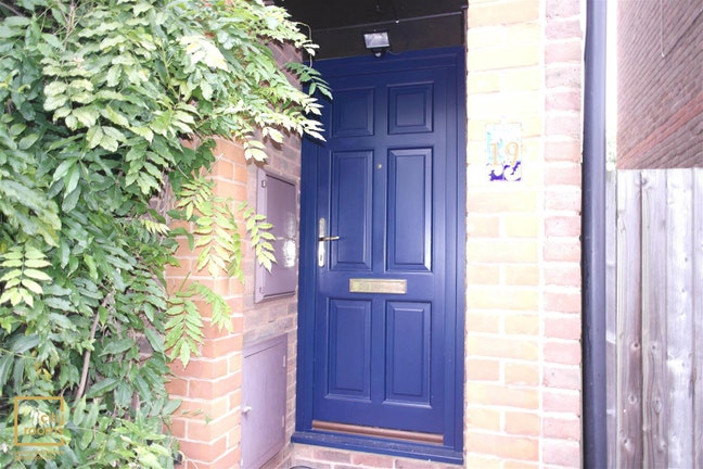 3 Bed Flat with Fantastic Location-Canada Waters Main Photo