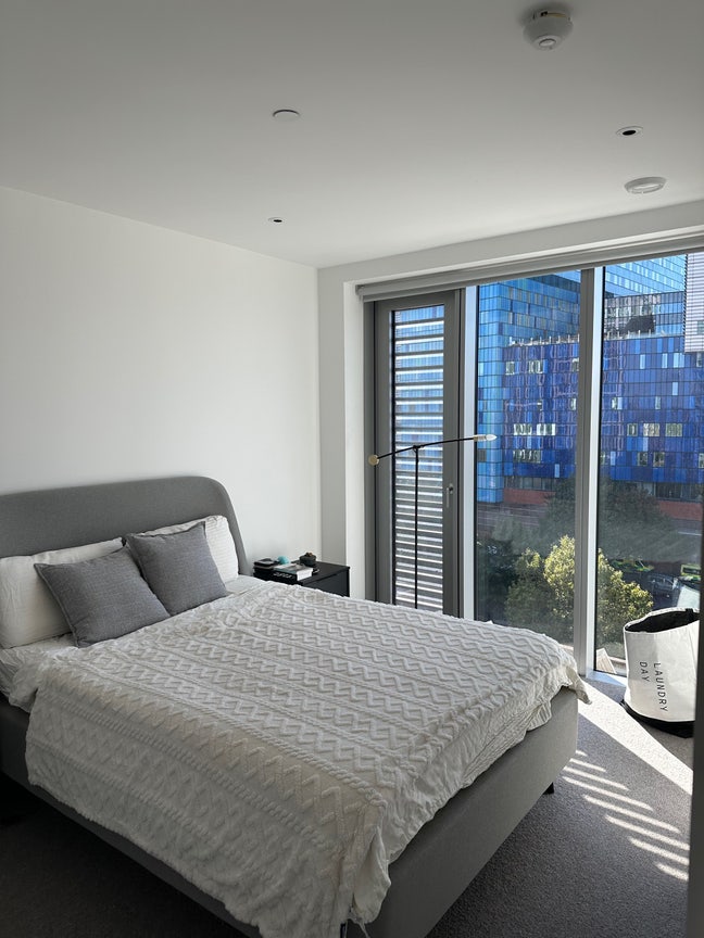 Modern 2-Bed 2-Bath Flat in Whitechapel Main Photo