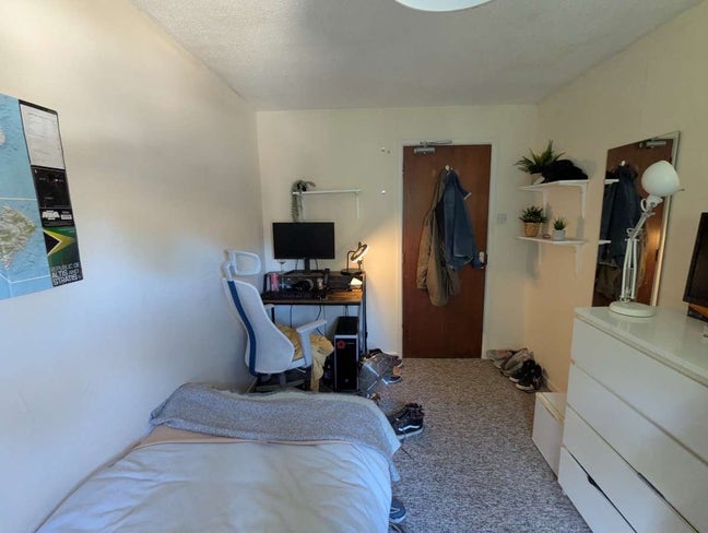 Double room in 5 bed house near the avenue Main Photo