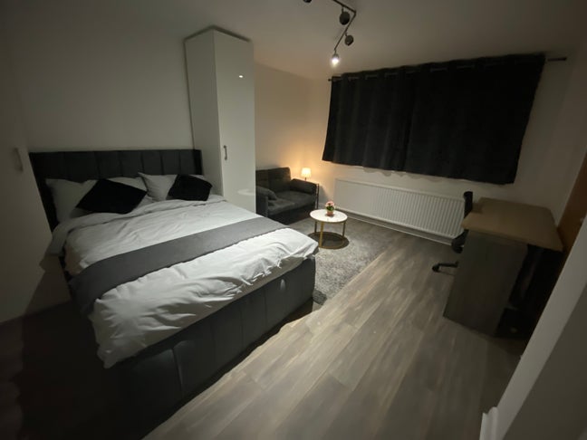 Spacious En-Suite, Garden & Parking  Main Photo