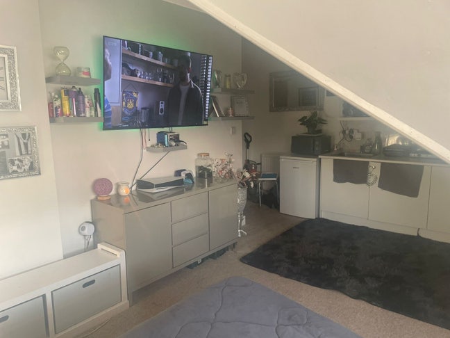 Studio Flat -All Bills, Fast WiFi, 2min to Station Main Photo