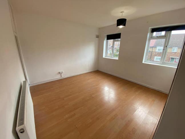 4 bed house to let in N9 8DT for £2800 Main Photo