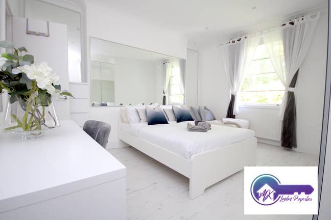 Luxury Large En-Suite Room Availlable Now Main Photo