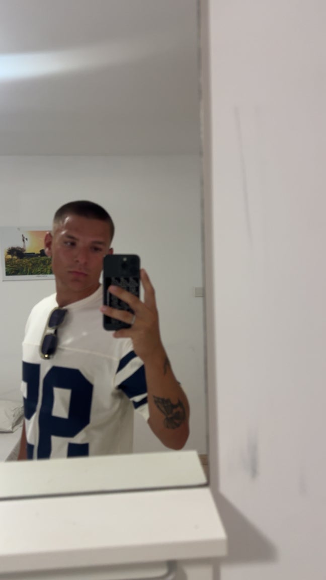 Professional Male seeks a double room Main Photo