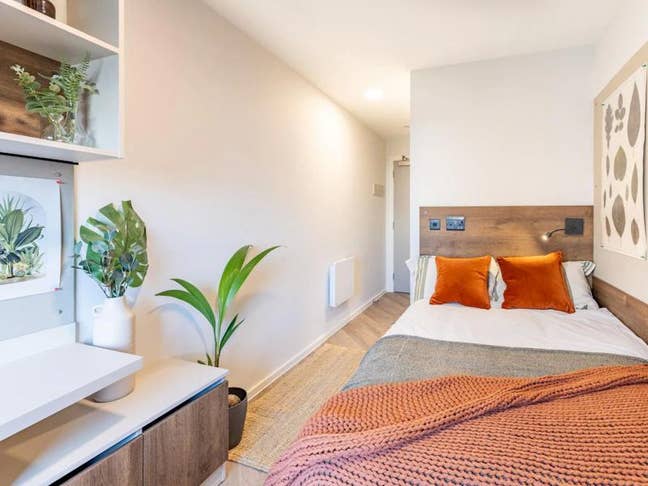 Classic Ensuite Student Room Available – Tenancy T Main Photo