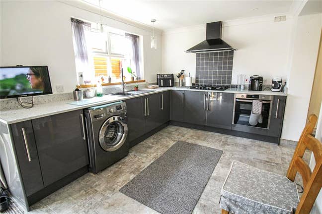 1 Double & 1 King Rooms in 3-Bed Detached House  Main Photo