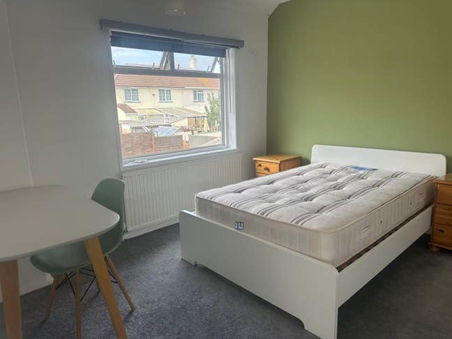 🏡 Modern 4-Bed Home Near Shops, Transport & Hospi Main Photo