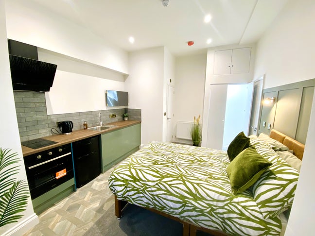Brand New Studio room with kitchenette and ensuite Main Photo
