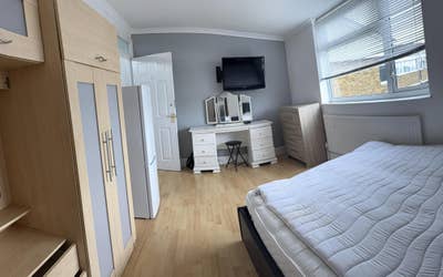 Lovely double room near town & supermarket Main Photo