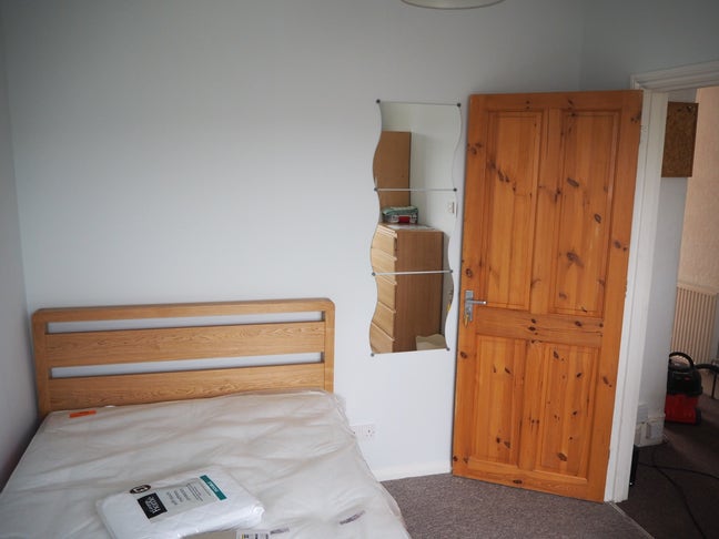 Double bedroom in shared house Main Photo