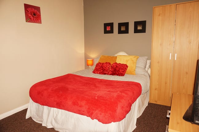 Gorgeous ensuite studio double room in Kearsley  Main Photo