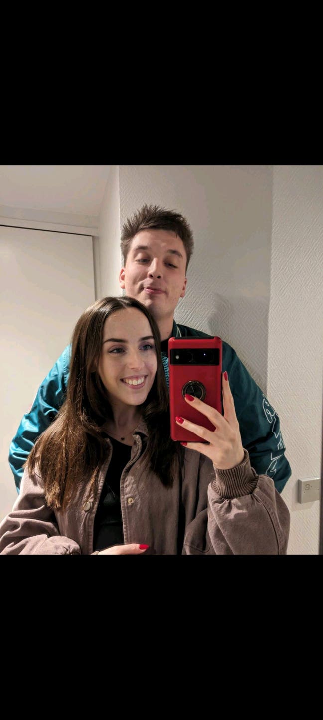 Professional couple looking for room 1-2 nights a  Main Photo