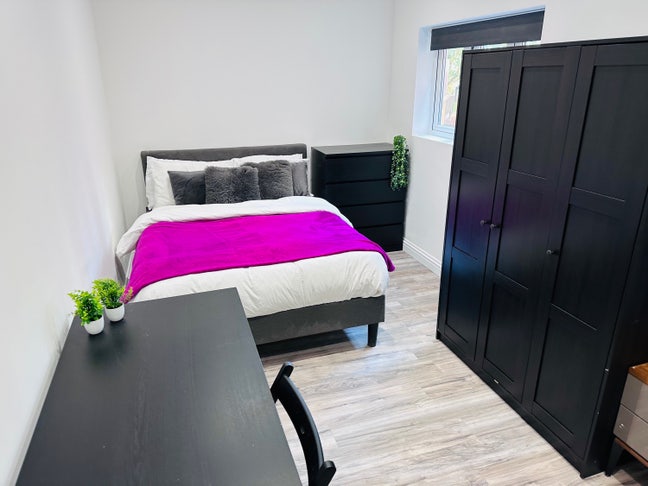 Double Bedroom with En-suite- All bills included  Main Photo