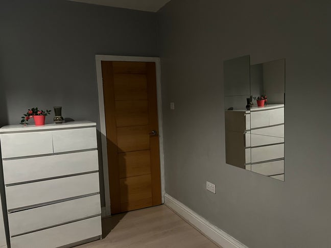 Large Neasden room  Main Photo