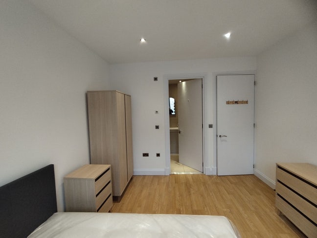 Large Ensuite near city - bills included, 5 month  Main Photo