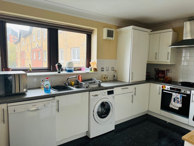 Large 2 bedroom 2 bathroom  modern flat  Main Photo