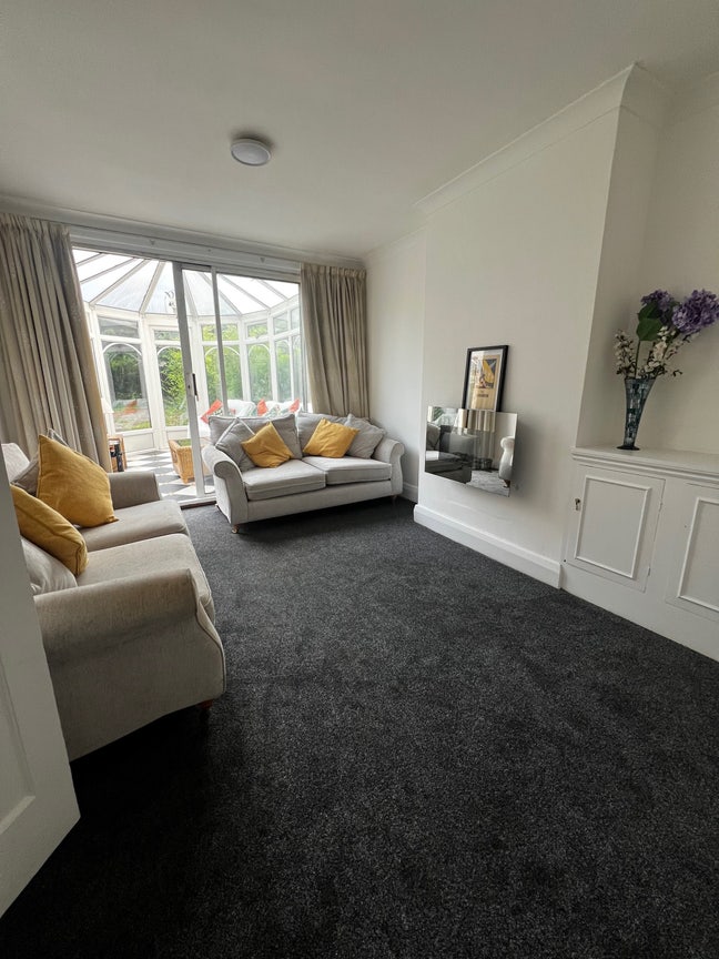 Large double room to let Main Photo