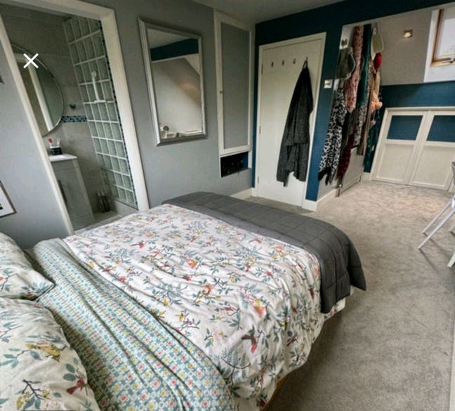 Large double top floor room with private on-suite  Main Photo