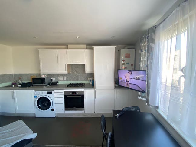 2 Bedroom apartment next to barking station Main Photo