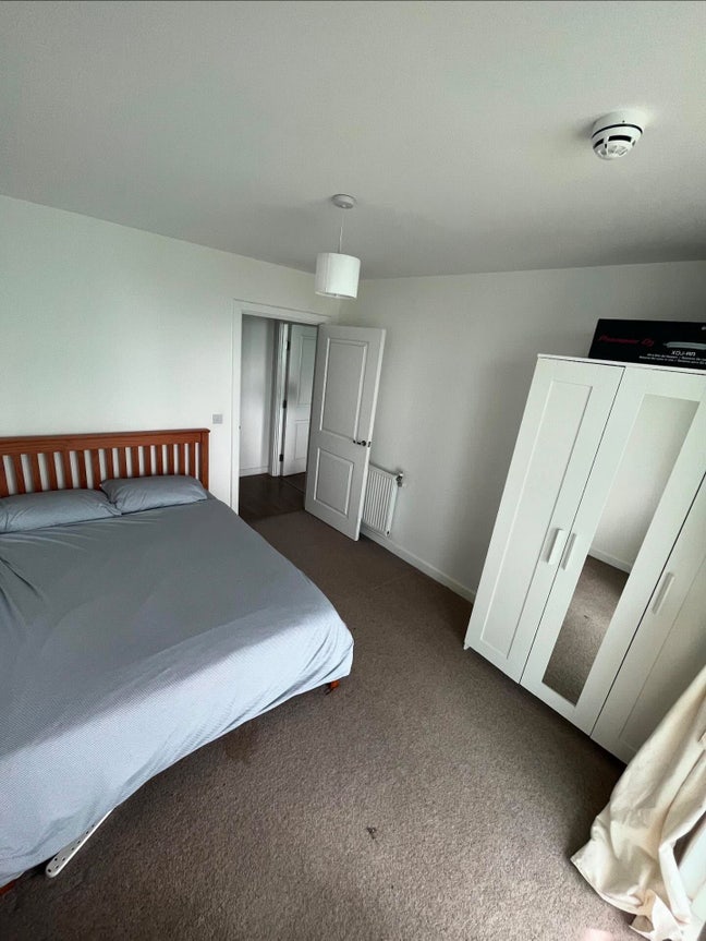 Spacious bedroom with private bathroom & balcony Main Photo