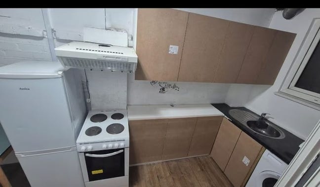 Studio flat with all bills available in RM12 Main Photo