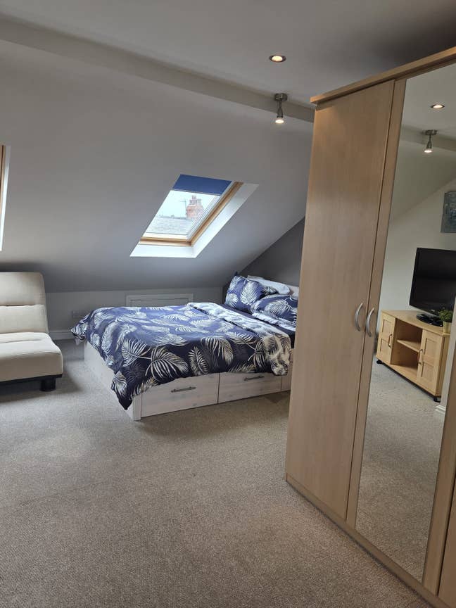 🍓 Refurbished, Ensuite Double Close to BVH - FY3 Main Photo