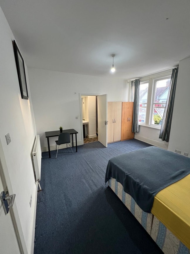 Kilburn- Huge Ensuite Room Available- New House Main Photo