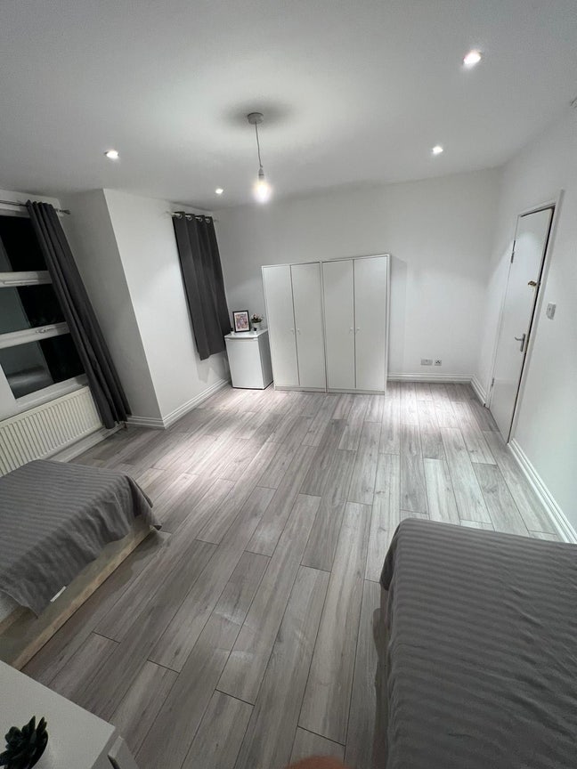 Huge Room in Kilburn- Few Steps to Shop&Transport Main Photo