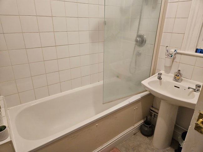 Double room available in 3 bed flat Main Photo