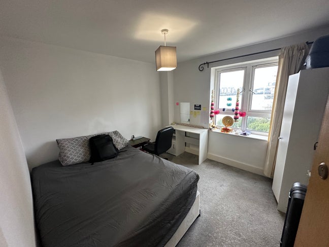 Double Bedroom Flatshare Luxury Complex River View Main Photo