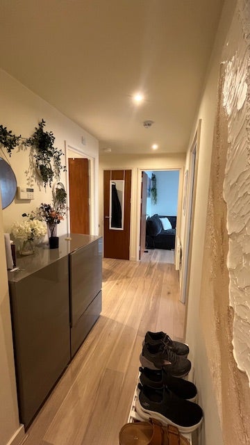 Room in Beautiful 2 bed 2 bath near Tower Bridge! Main Photo