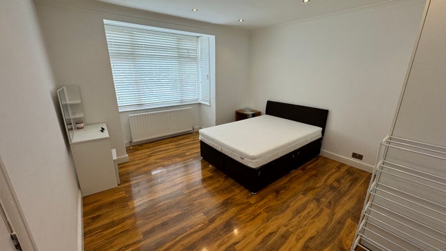 Luxury female big double bedroom for rent  Main Photo