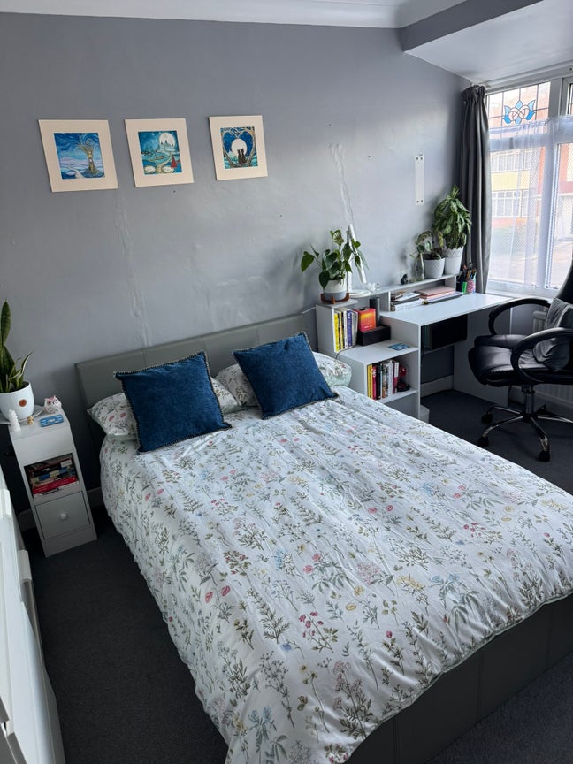 Quiet & Spacious Room Available in Woodford Main Photo