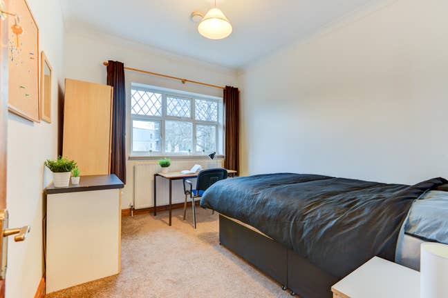 Room in a Shared House - ALL BILLS included! Main Photo