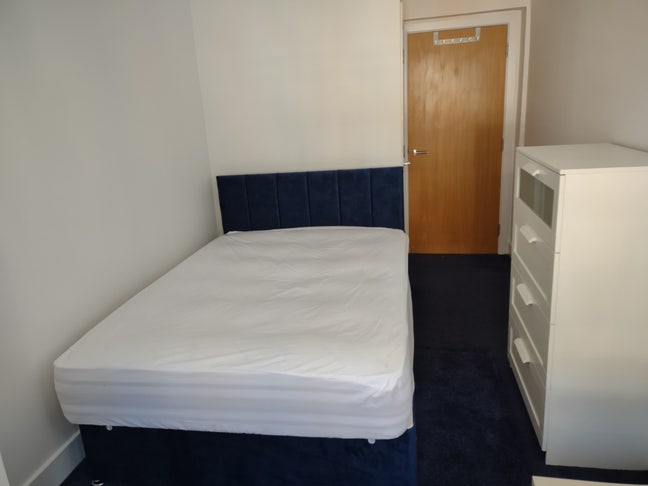 Double bed ensuite on Queen Street Main Photo