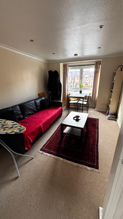 Single room in modern flat close to city centre. Main Photo
